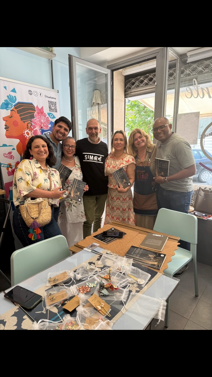 El arte y la literatura se dieron cita ayer sábado 📖✨

El restaurante, @lugar_dos_poetas, fue el escenario perfecto para la presentación del libro *”El Idilio del Fauno”* del escritor Hernán Tadeo @htcomunica2 🖋️. Una mañana mágica donde la poesía cobró vida, actividad organizada por la Asociación AçúcarHub @emprendedoreslatinosenportugal y el apoyo incondicional de @huellatina.

El toque emprendedor 🇨🇴 a cargo de: 
@nena.selectedcoffee, @castanhocriativo ,@apuntadepicos ,@papirojoias 
Y @acucar_fm 🎙️☕🎨📻.

La calidez del público presente 🌟, entre versos, música y emociones compartidas, hizo de este encuentro un momento inolvidable. 

Gracias a todos los asistentes por ser parte de esta celebración cultural 💛.

📚✨ ¡La literatura latinoamericana sigue dejando huella en Lisboa!

#actualidad #ElIdilioDelFauno #HernanTadeo #LetrasLatinas #LiteraturaEnLisboa #AçúcarHub #CaféNena #CastanhoCreativo #AçúcarFM #HuellasLatinas #EventoCultural #ReelLiterario #PoesíaViva #LisboaCultural #LibrosQueInspiran #ArteYPalabra #LatinosEnLisboa