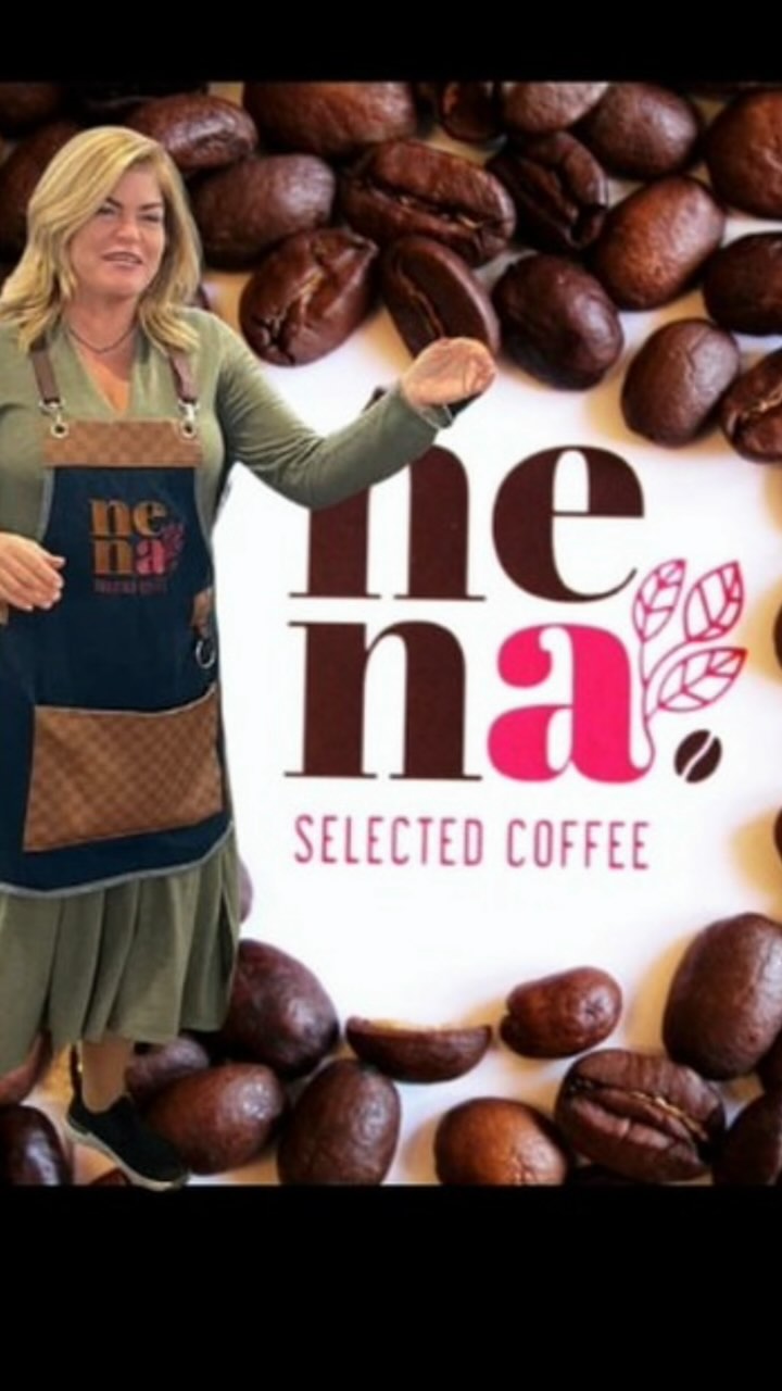 🌱✨ Emprender con aroma a raíces, esencia y sabor caribeño ✨🌱

Ella es una mujer valiente, apasionada y dedicada 💪☕. 
Una emprendedora que ha logrado conquistar paladares con su marca Nena Selected Coffee, @nena.selectedcoffee llevando consigo el alma del café latinoamericano 🌎💛.

Con orgullo presenta tres exquisitas variedades que hablan de identidad y sabor:

🌴 Café Rota das Caraíbas: exótico, afrutado y con notas tropicales.

🌿 Café Raízes: una mezcal ancestral de notas de caramelo y chocolate.

🌞 Café Essência: una fusión Colombia & África con cuerpo, aroma y elegancia.

Cada grano es un viaje, una historia y una experiencia sensorial que conecta culturas a través del café ☕❤️.

Apoyemos el talento femenino y el café artesanal de calidad 🌟🙌

#NenaSelectedCoffee #EmprendedoraLatina #CaféConIdentidad #MujerEmprendedora #CaféArtesanal #RaícesQueInspiran #SaboresDelMundo #ColombiaEnUnaTaza #ApoyaLocal #CaféComPropósito #CaféLatino #HechoConAmor #SaborCaribeño #CaféEssência #CaféRaízes #RotaDasCaraíbas #cafélisboa
