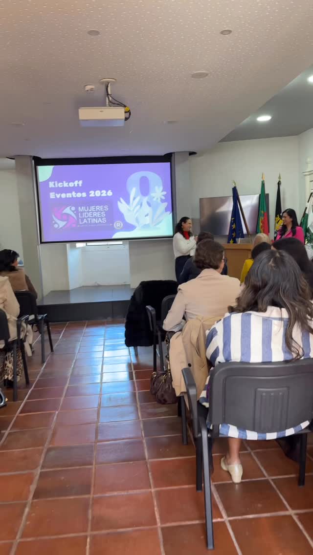 🌟 Encuentro de Mujeres Latinas🌟

Así vivimos un inspirador encuentro en la  @freguesiadesantaclara , donde mujeres latinas se reunieron para compartir experiencias, fortalecer redes y seguir construyendo liderazgo en nuestra comunidad. 

Este espacio fue posible gracias a la colaboración de @mujereslidereslatinas y @emprendedoreslatinosenportugal , creando un ambiente de diálogo, aprendizaje y empoderamiento para mujeres migrantes que siguen aportando talento, cultura y compromiso a la sociedad. 
Cabe resaltar la presencia de representantes diplomáticos de la Embajada de @rdenportugal  @rosanna_polanco_charles , la Embajadora de El Salvador en portugal y además la participación de @anacmvalerio , en representación de la Casa de América Latina, @casamericalatina quienes acompañaron y respaldaron esta importante iniciativa.

Juntas seguimos creando oportunidades, apoyándonos y demostrando que cuando las mujeres se unen, nacen grandes cambios. 💜
.
.
.
MujeresLatinas#LatinasEnPortugal#EmpoderamientoFemenino#ComunidadLatina#liderazgofemenino
