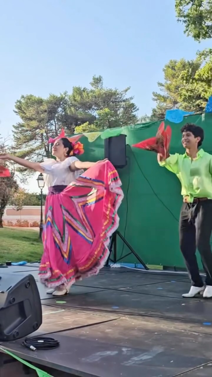 🇲🇽 ¡El Arraial do México 2026 fue todo un éxito!🇵🇹

Durante los días 25 y 26 de julio, el Jardim de Santa Clara, en Lisboa, se convirtió en un auténtico rincón de México, donde cientos de personas disfrutaron de un fin de semana lleno de música, danza, gastronomía, artesanía y tradiciones que celebraron la riqueza de nuestra cultura.

Esta edición reunió a artistas, emprendedores, artesanos y voluntarios que, con su talento y dedicación, hicieron posible un evento que continúa consolidándose como uno de los principales encuentros de la comunidad mexicana en Portugal. Cada presentación artística, cada platillo, cada pieza artesanal y cada sonrisa reflejaron el orgullo por nuestras raíces y el deseo de compartirlas con la sociedad portuguesa.

Entre las grandes novedades de este año destacó el **Concurso de Canto Mexicano**, una iniciativa que brindó a miembros de la comunidad la oportunidad de subir al escenario e interpretar canciones representativas de México. La participación de los voluntarios, el entusiasmo del público y el ambiente de convivencia hicieron de esta actividad uno de los momentos más especiales del festival.

Queremos expresar nuestro más sincero agradecimiento a la @freguesiadesantaclara , a su presidente Carlos Manuel Castro, a @alebrije.mx.pt @emprendedoreslatinosenportugal , @rgmxportugal , patrocinadores, colaboradores, artistas, voluntarios, y a todas las personas que contribuyeron para hacer realidad esta gran celebración.

Y, por supuesto, gracias a cada uno de los asistentes. Su entusiasmo, su participación y su cariño son la razón por la que este festival sigue creciendo año tras año.

¡Nos vemos en la próxima edición para seguir celebrando juntos la cultura mexicana en Portugal!
.
.
.
.
#ArraialDoMéxico #MéxicoEnPortugal #Lisboa #CulturaMexicana #ComunidadMexicanaemPortugal🇲🇽🇵🇹