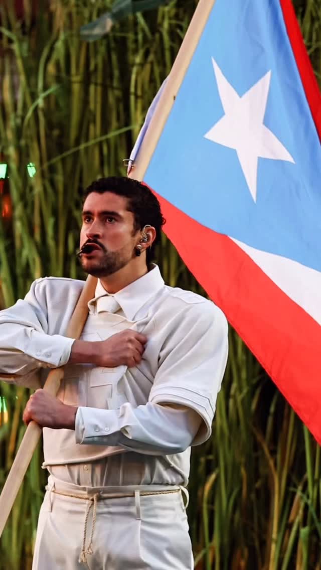 🔥🐰 Bad Bunny @badbunnypr no solo dio un show, nos representó.

Encendió el escenario con energía, corazón y nuestros sonidos. 🎶💃🏽🇵🇷

Un mensaje que cruza fronteras: somos América, somos cultura, somos orgullo latino. 🌎❤️
.
.
.
.

Fuente @nfl 

#BadBunny #OrgulloLatino #LatinVibes #MusicLive #SomosAmérica