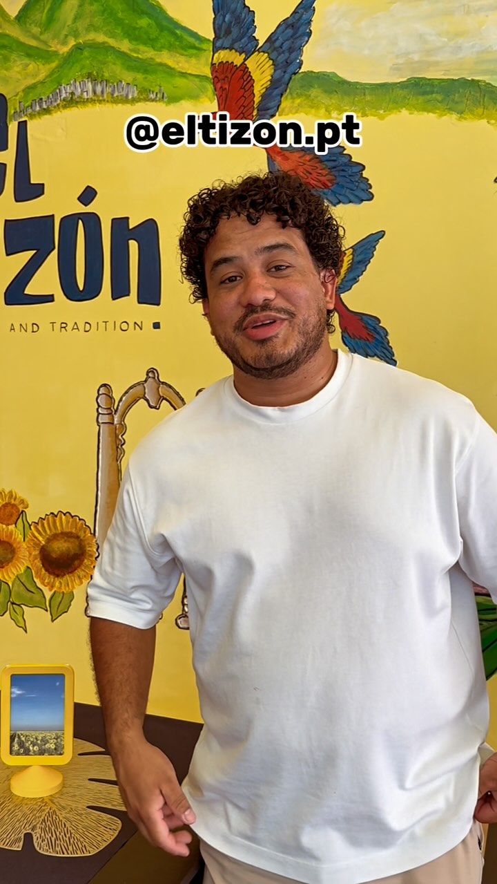 ✨ Una experiencia que habla de memoria, identidad y amor por Venezuela.

🎤 Gracias a quienes prestaron su voz, su tiempo y su alma para contar esta historia.

📍 Del 5 al 10 de junio, en Almada, ven a vivirla tú también.

💡 Creación de @whereisnoa.eth | Presentada por @eltizon.pt 

#venezolanosportugal

🎟 Sorteo activo

@tequechic_portugal @laosadia_ @latinobarberstudio @tequeloverslx @alinamusica @lutecepastelaria @acucar_fm @fatiasdecristal @viajando_con_lili @venezolanos.en.lisboa
.
.
.
.

#venezolanoenelmundo #venezuela🇻🇪️