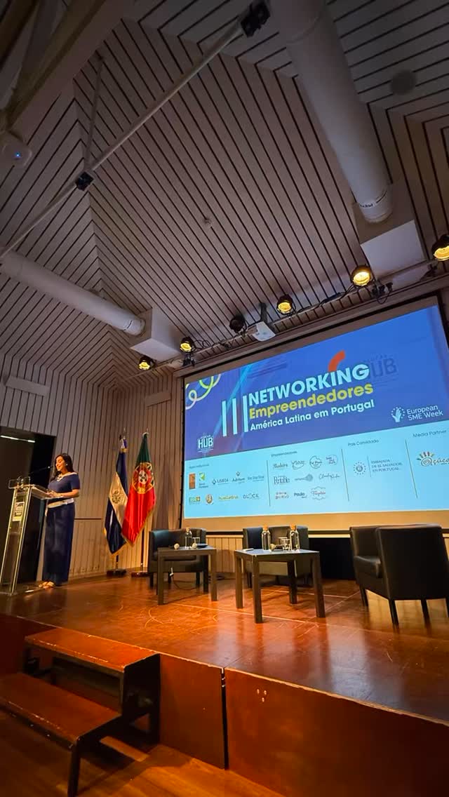 ✨ ¡Así vivimos el III Networking de Emprendedores de América Latina en Portugal! 🇵🇹🌎

Con un excelente aforo y una gran participación, celebramos una jornada dedicada a fortalecer el ecosistema emprendedor latinoamericano, creando conexiones, compartiendo experiencias y generando nuevas oportunidades de colaboración e internacionalización.

En esta tercera edición tuvimos el honor de contar con El Salvador como país invitado de honor, gracias al valioso acompañamiento de la Embajada de El Salvador en Portugal y de Su Excelencia la Embajadora de El Salvador en Portugal, reafirmando el compromiso con el desarrollo del emprendimiento y el fortalecimiento de los lazos entre Portugal y América Latina.

Desde Açúcar Hub, nuestra presidenta, @angelica.caceres1 , destacó el compromiso y el trabajo que la organización viene realizando para impulsar el ecosistema emprendedor latinoamericano en Portugal, promoviendo espacios de encuentro, colaboración e innovación que generan un impacto positivo en la comunidad.

Expresamos un agradecimiento especial a la Casa de América Latina, por abrir sus puertas y apoyar esta iniciativa; a nuestros aliados Banco Montepio, Câmara Municipal de Lisboa, Adritem, One Stop Shop, IBR, Huella Latina, Black Company y a Açúcar FM, media partner oficial del evento, por creer en este proyecto.

Nuestro más sincero agradecimiento a todo el equipo de Açúcar Hub, a nuestros socios, colaboradores, voluntarios y amigos, cuyo esfuerzo, dedicación y compromiso hicieron posible una jornada extraordinaria. 

Gracias por aportar su tiempo, talento y energía para hacer de esta tercera edición una experiencia inolvidable para toda la comunidad emprendedora.

Y, por supuesto, gracias a cada emprendedor y asistente por confiar en este espacio de crecimiento, inspiración y networking. 

¡El éxito de este evento es el resultado del trabajo conjunto de toda una comunidad!

Nos vemos en la próxima edición. 🚀✨

#AçúcarHub #NetworkingPortugal #AméricaLatina #elsalvadorenportugal